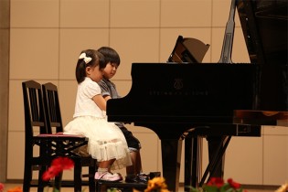 鎌倉アミ 発表会の様子 ヴァイオリン・ピアノ