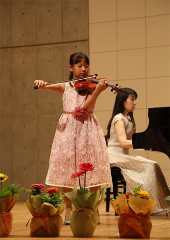 鎌倉アミ 発表会の様子 ヴァイオリン